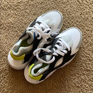 Brand new never been worn nike kids shoea